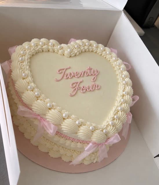 Vintage Cake · Custom Cakes · Birthday