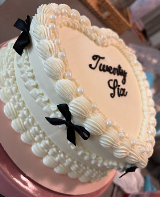 Vintage Cake · Custom Cakes · Birthday