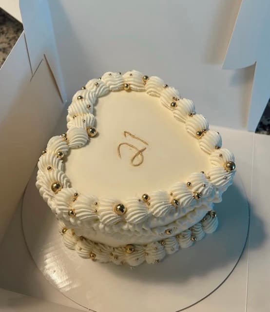Vintage Cake · Custom Cakes · Birthday